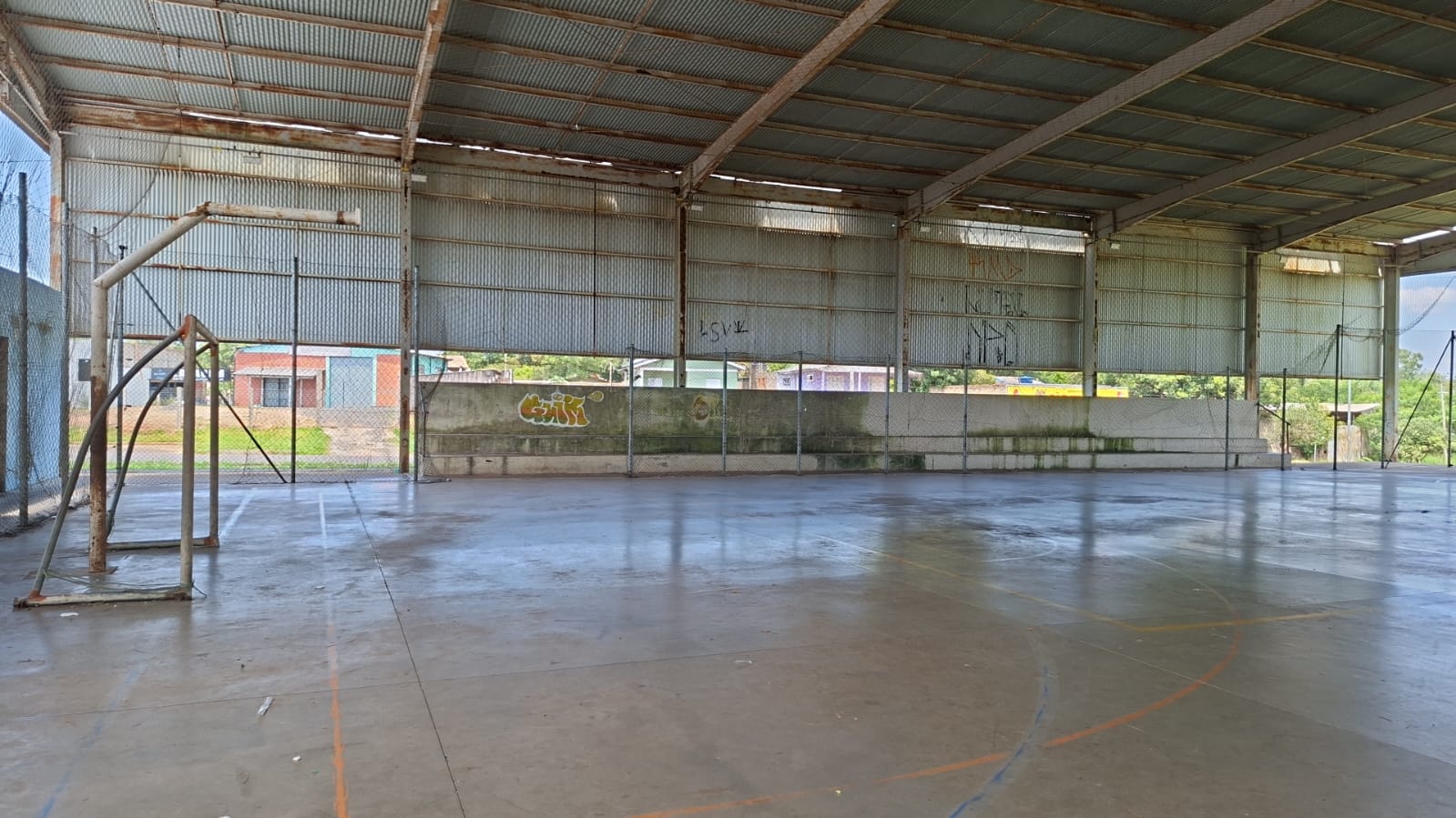 Quadra principal desgastada